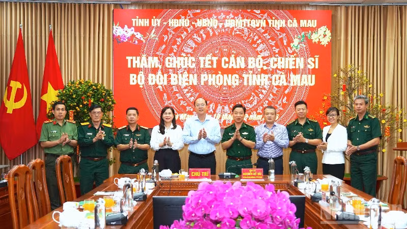 Ủy viên Trung ương Đảng, Bí thư Tỉnh ủy Cà Mau Nguyễn Hồ Hải (thứ 5 từ trái qua) cùng Đoàn công tác của Tỉnh ủy Cà Mau chụp hình lưu niệm khi đến thăm Ban Chỉ huy Bộ đội Biên phòng Cà Mau. 