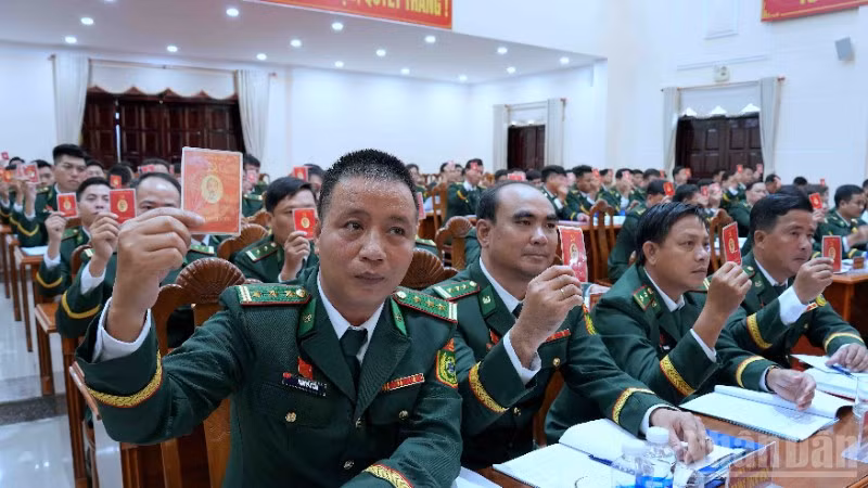 Đại biểu tham dự Đại hội Đại biểu Đảng bộ Ban Chỉ huy Bộ đội Biên phòng Cà Mau biểu quyết thông qua nghị quyết nhiệm kỳ 2025-2030.