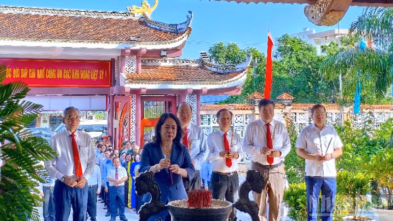 Phó Chủ tịch nước Võ Thị Ánh Xuân, cùng Đoàn công tác của Trung ương và lãnh đạo tỉnh Cà Mau dâng hoa, dâng hương Đền thờ 10 Anh hùng Liệt sĩ khởi nghĩa Hòn Khoai.