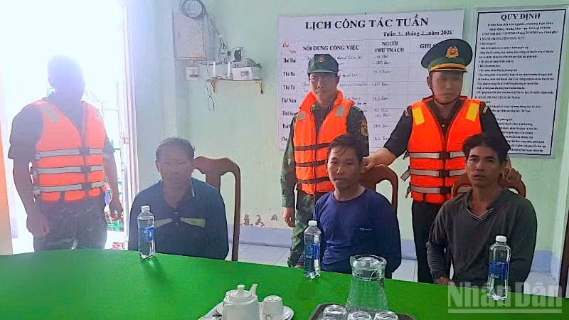 Ngư dân gặp nạn được cán bộ, chiến sĩ Đồn Biên phòng Sông Đốc cứu hộ thành công và đưa vào đất liền an toàn vào chiều 18/9.