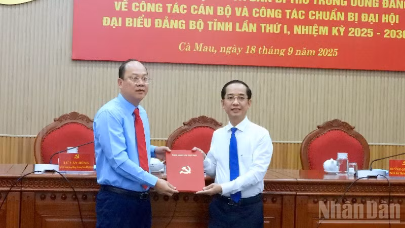 Bí thư Tỉnh ủy Cà Mau Nguyễn Hồ Hải (bìa trái) trao quyết định của Ban Bí thư cho đồng chí Hồ Thanh Thủy.