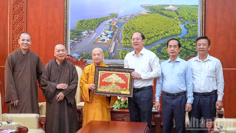 Bí thư Tỉnh ủy Cà Mau Nguyễn Hồ Hải (thứ 3 từ phải qua) nhận quà lưu niệm từ Hòa thượng Thích Thiện Nhơn, Chủ tịch Hội đồng Trị sự Giáo hội Phật giáo Việt Nam.