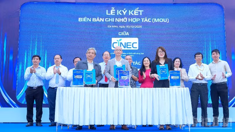Ký kết hợp tác về Khoa học-Công nghệ giữa Trung tâm CiNEC Cà Mau với đối tác trước sự chứng kiến của lãnh đạo tỉnh.