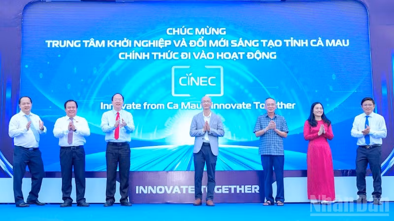 Đồng chí Nguyễn Hồ Hải, Ủy viên Trung ương Đảng, Bí thư Tỉnh ủy Cà Mau (thứ 3 từ trái sang) cùng các lãnh đạo tỉnh Cà Mau và đại biểu thực hiện nghi thức công bố thành lập CiNEC Cà Mau.