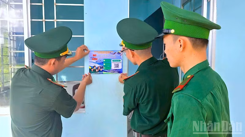 Mô hình điểm vừa được Đồn Biên phòng Rạch Gốc triển khai tại Trạm kiểm soát Biên phòng để ngư dân dễ dàng tố giác tội phạm.