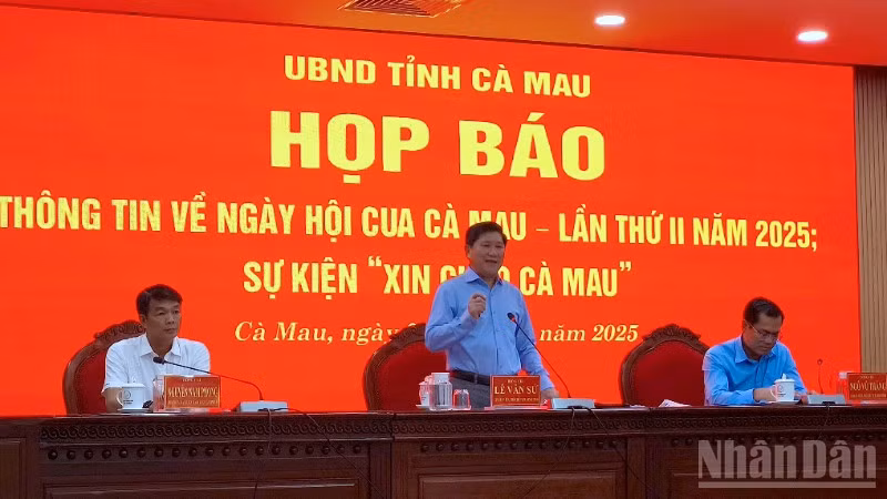 Phó Chủ tịch Ủy ban nhân dân tỉnh Cà Mau Lê Văn Sử (giữa) phát biểu tại buổi họp báo.