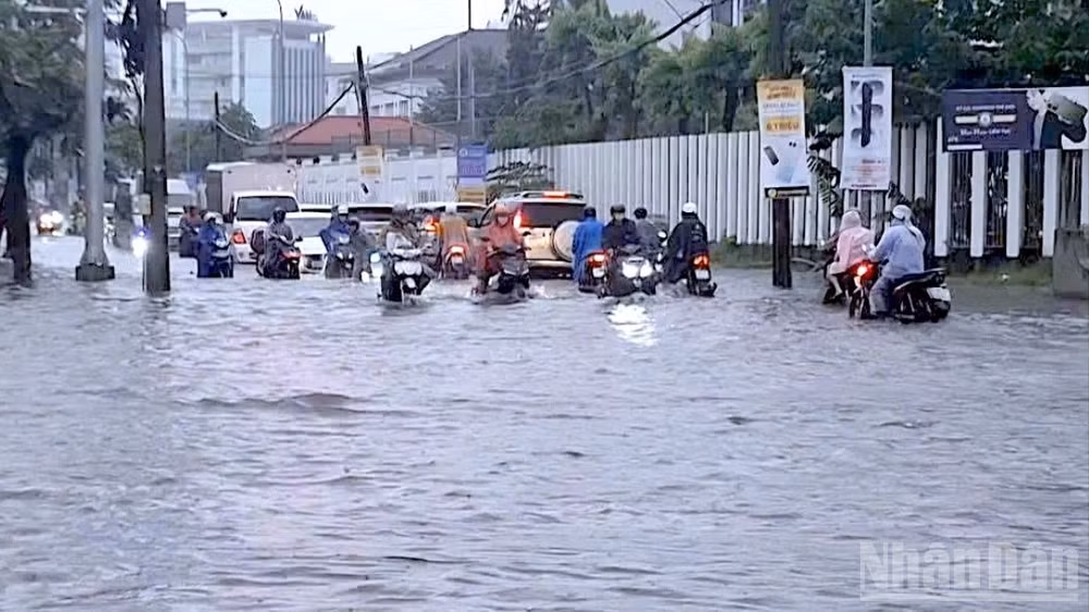 Nước ngập sâu tại khu vực ngã tư Trần Hưng Đạo-Phan Ngọc Hiển của tỉnh Cà Mau. (Ảnh: HỮU TÙNG)