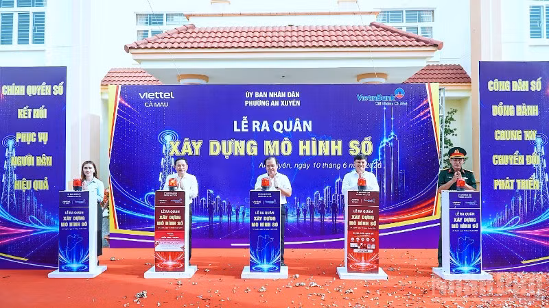 Lãnh đạo tỉnh Cà Mau và các đại biểu thực hiện nghi thức phát động ra quân xây dựng mô hình số tại phường An Xuyên.