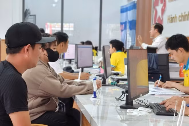 Người dân làm thủ tục hành chính tại phường Vũng Tàu, Thành phố Hồ Chí Minh.
