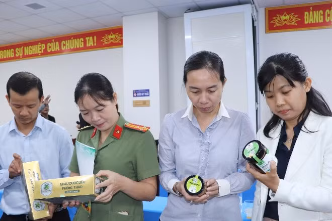 Các đại biểu tham quan một số sản phẩm OCOP tại buổi họp báo.