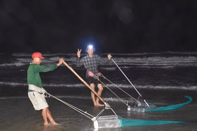 Người dân cào dắt trên biển trong đêm tối tại Bãi Sau, phường Vũng Tàu, Thành phố Hồ Chí Minh