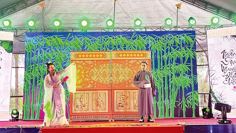 Trình diễn nghệ thuật Nói thơ Vân Tiên trên sân khấu.