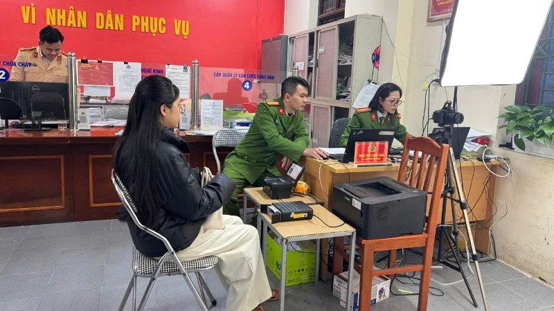 Công an thành phố Bắc Kạn thực hiện thủ tục cấp căn cước công dân. (Ảnh: THÙY DƯƠNG)