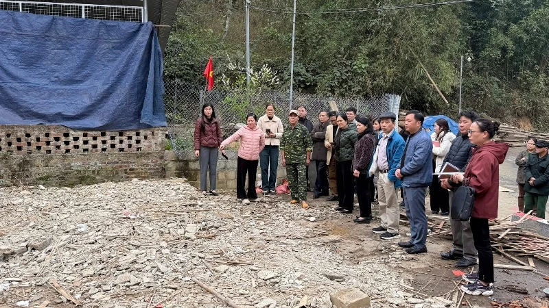 Lãnh đạo Ủy ban Mặt trận Tổ quốc Việt Nam tỉnh Bắc Kạn kiểm tra việc xóa nhà tạm tại huyện Ngân Sơn. (Ảnh: THU DỊU)