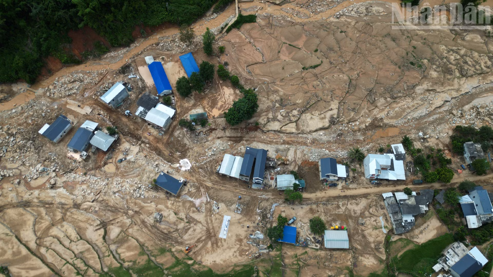 Mưa lũ tại Sơn La đã gây thiệt hại 1.183 nhà, trong đó 42 nhà bị sập đổ cuốn trôi hoàn toàn; 137 nhà phải di dời khẩn cấp; 90 nhà hư hỏng; 142 nhà ở khu vực có nguy cơ sạt lở cao và 772 nhà bị ngập úng.