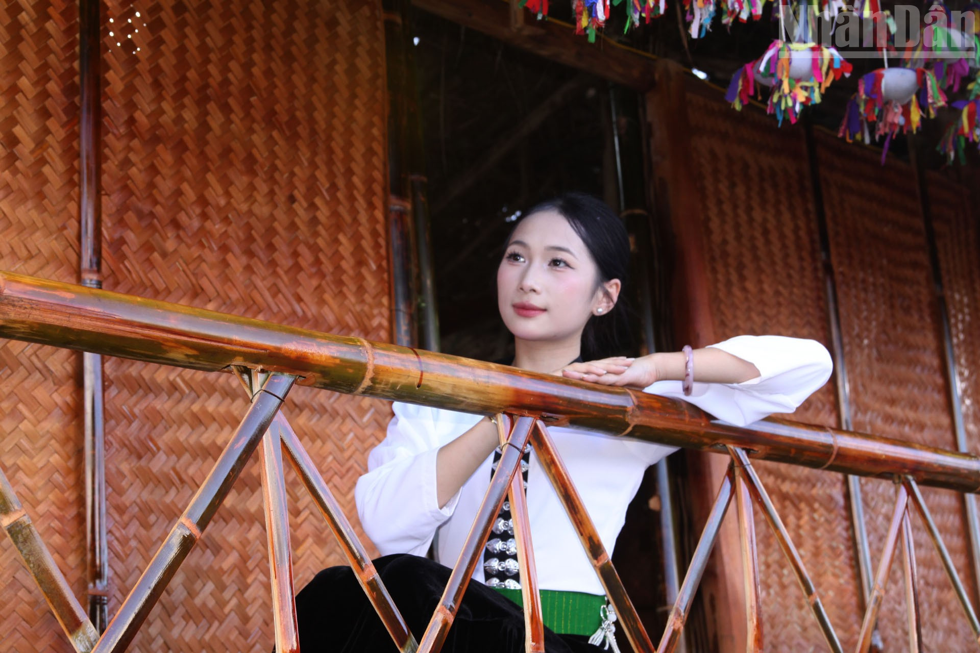 សិស្ស Mui Huyen Chau មកពីភូមិ Phieng Ban 1 ឃុំ Bac Yen បន្ទាប់ពីបានឆ្លងកាត់កន្លែងវប្បធម៌ជនជាតិឡាវ-Khm ជាមួយសមាជិកដទៃទៀតក្នុងក្រុមនោះ បានរក្សាទុករូបថតមួយចំនួនទុកជាអនុស្សាវរីយ៍។ ndo_tr_10.jpg