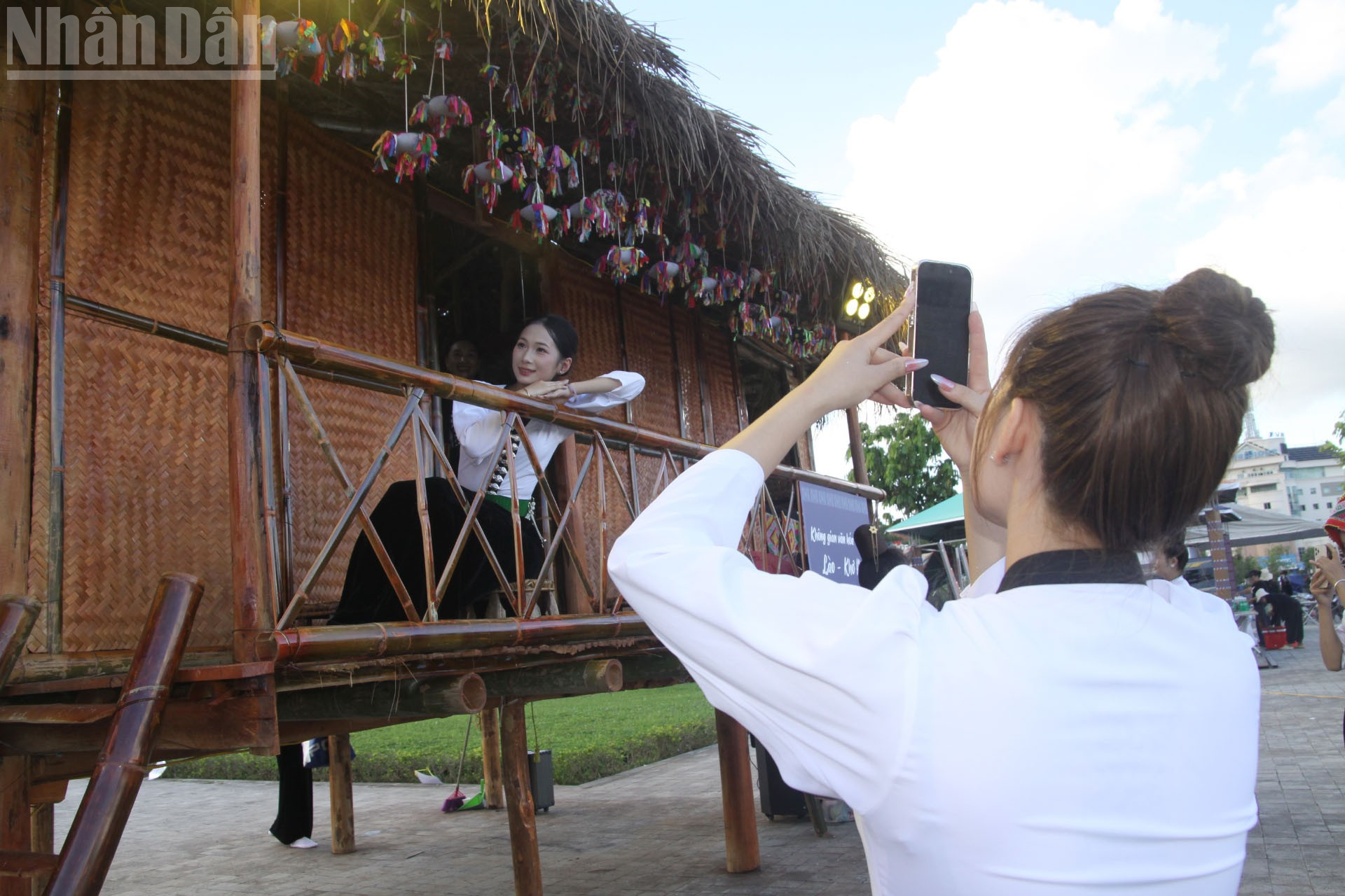 កន្លែងវប្បធម៌ជនជាតិឡាវ-ខ្មែរបានទាក់ទាញជនជាតិភាគតិចនិងភ្ញៀវទេសចរជាច្រើនមកពីគ្រប់ទិសទីឱ្យមកទស្សនានិងទស្សនា។ ndo_tl_9.jpg