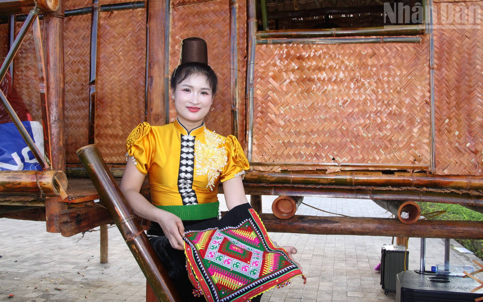 ទន្ទឹមនឹងសំលៀកបំពាក់ប្រពៃណីរបស់ជនជាតិថៃខ្មៅ ក្រមា Pieu តែងតែជាផ្នែកមួយដែលមិនអាចខ្វះបាននៃសំលៀកបំពាក់របស់នារីថៃពេលចូលរួមក្នុងកម្មវិធីនានា... ndo_tr_17.jpg