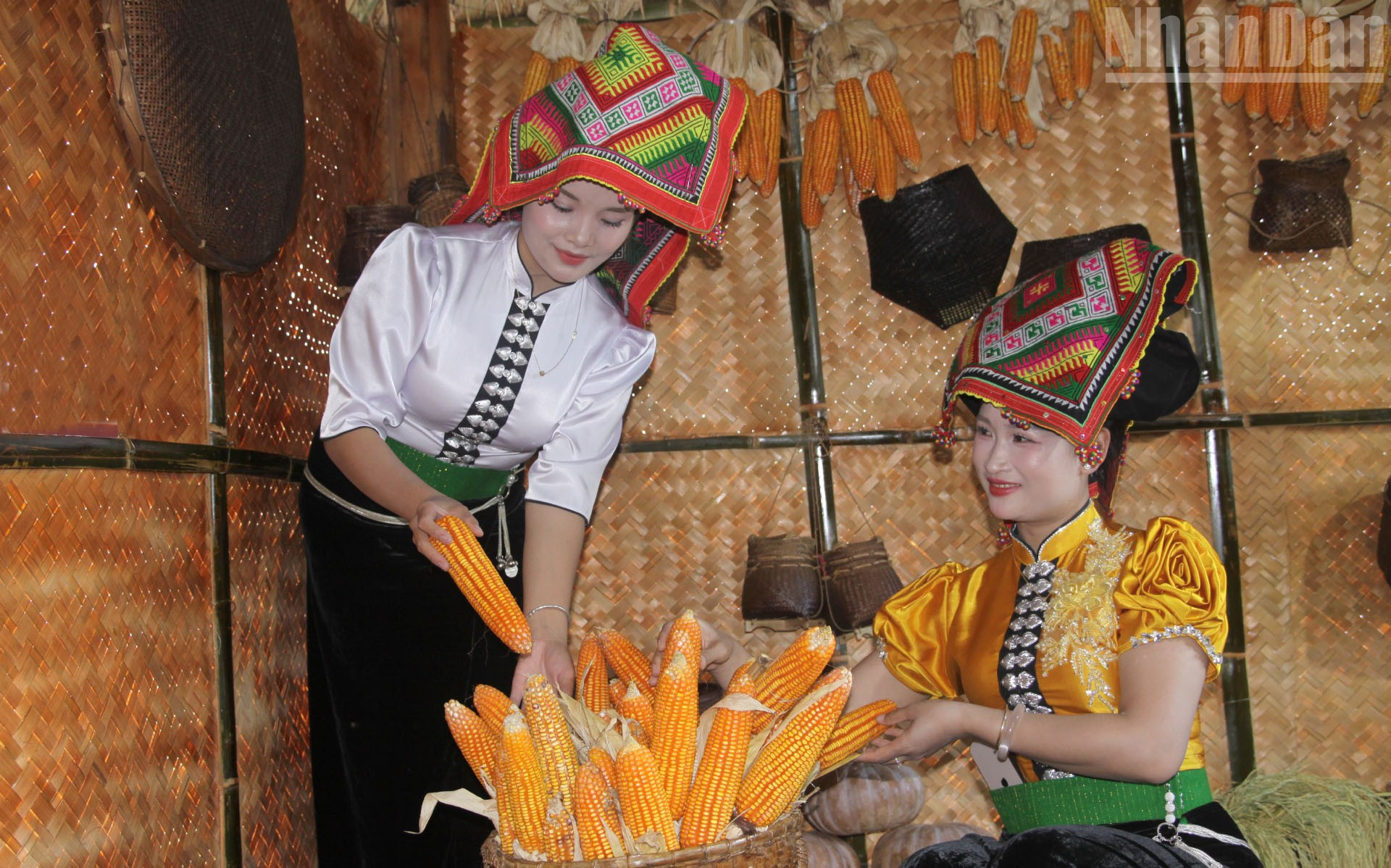 មិត្តភ័ក្តិពីរនាក់ Lo Thi Van និង Leo Thi Trang មកពីវួដ Chieng Sinh ស្លៀកសំលៀកបំពាក់ជនជាតិថៃខ្មៅ បានជួបប្រទះនឹងកន្លែងវប្បធម៌របស់ជនជាតិឡាវ-Khm។ ndo_tr_8.jpg