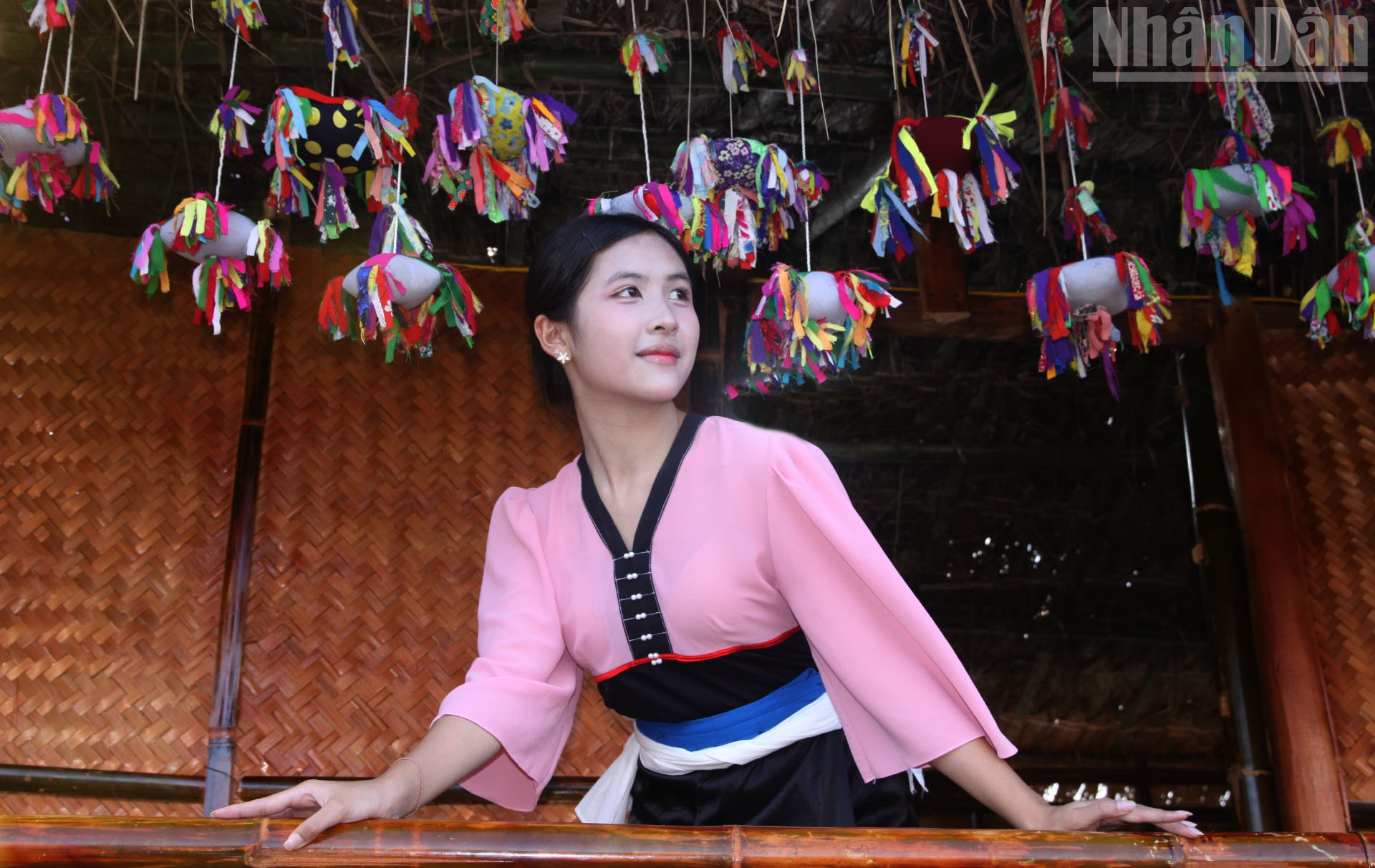 Dinh Ngoc Diep ជាសិស្សនៃវិទ្យាល័យ Phu Yen បន្ទាប់ពីបានចូលរួមក្នុងការប្រកួតរាំ xoe ដោយទទួលបានរង្វាន់ជារួម ទី៣ បានទៅទទួលយកបទពិសោធន៍ និងថតរូបនៅទីកន្លែងវប្បធម៌ជនជាតិឡាវ-Khm។ ndo_tr_16.jpg