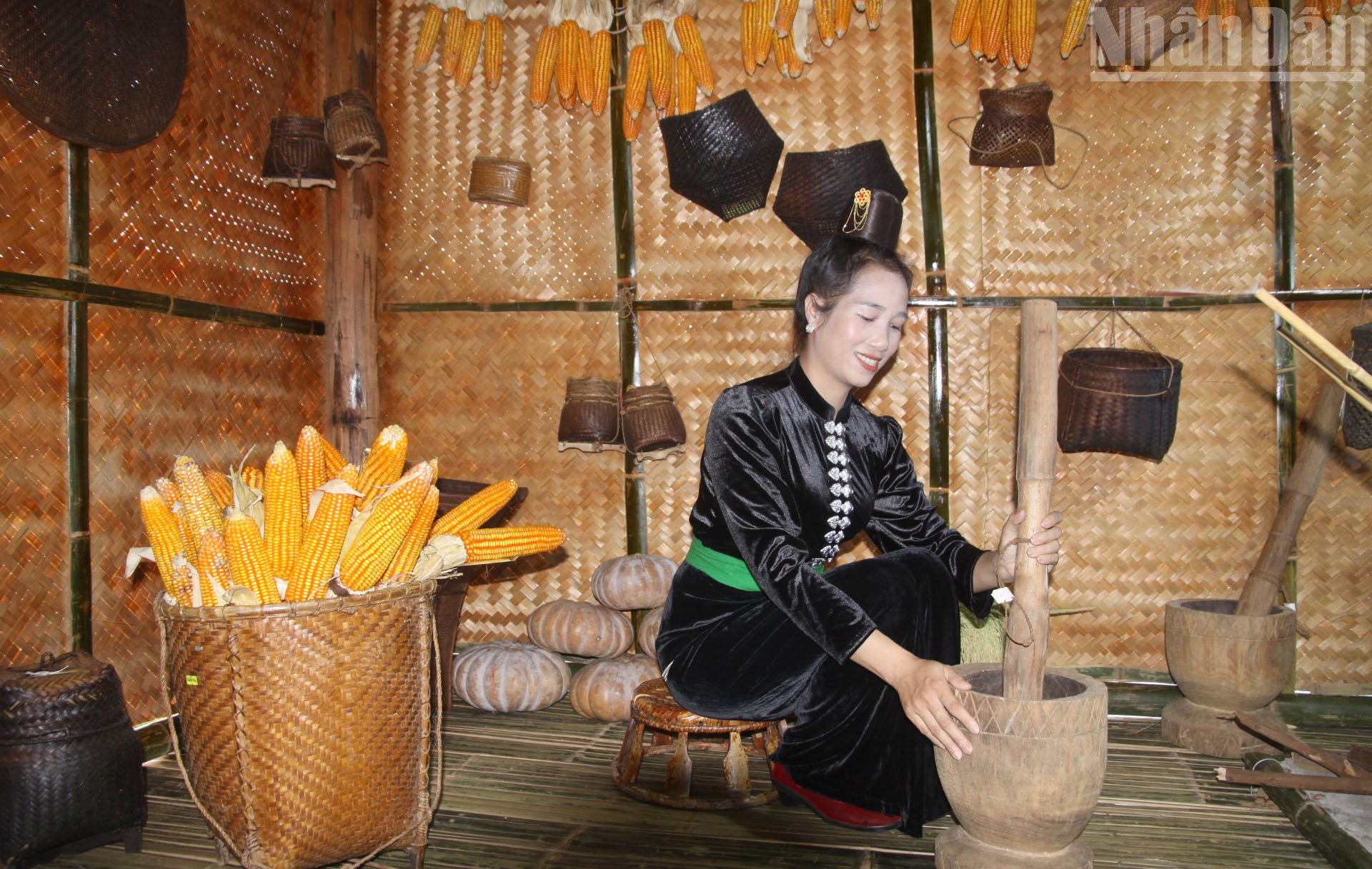 អ្នកទស្សនាក៏អាចពិសោធនូវឧបករណ៍ប្រើប្រាស់ប្រចាំថ្ងៃនៅទីកន្លែងវប្បធម៌ជនជាតិឡាវ-ខ្មែរផងដែរ។ ndo_tr_14.jpg