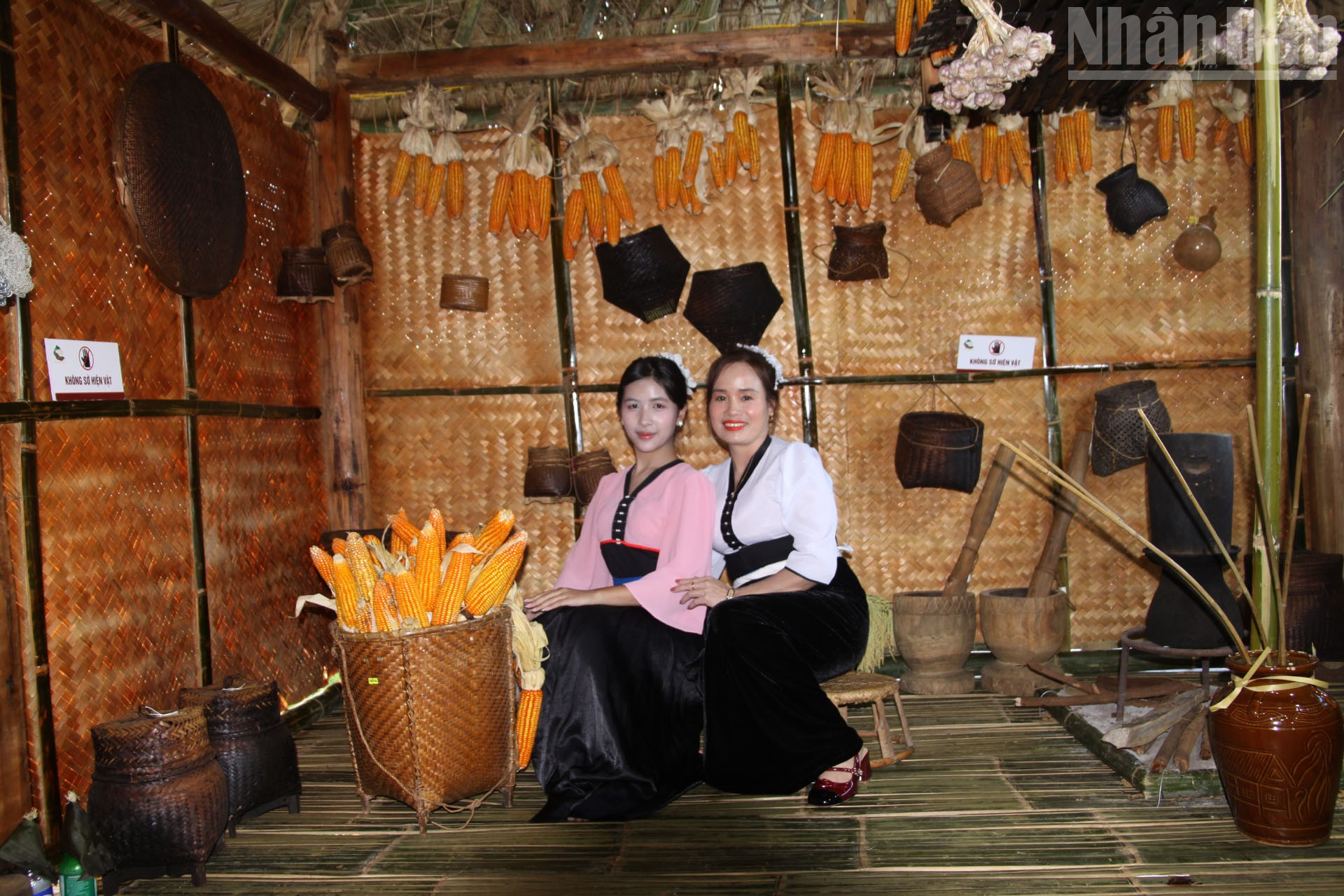 លោកស្រី Dinh Thiep (រូបខាងឆ្វេង) និងក្មួយស្រីបានធ្វើដំណើរចម្ងាយជាង ១៣០ គីឡូម៉ែត្រពីឃុំ Phu Yen ដោយស្លៀកពាក់ឈុតជនជាតិភាគតិច Phu Yen White Thai។ បន្ទាប់ពីទទួលបានបទពិសោធន៍ ពួកគេបានចាប់យកឱកាសនេះនៅឯផ្ទះឈើប្រណិត ជាមួយនឹងលំហវប្បធម៌នៃក្រុមជនជាតិភាគតិចឡាវ-ខ្មែរ។ ndo_tr_5.jpg