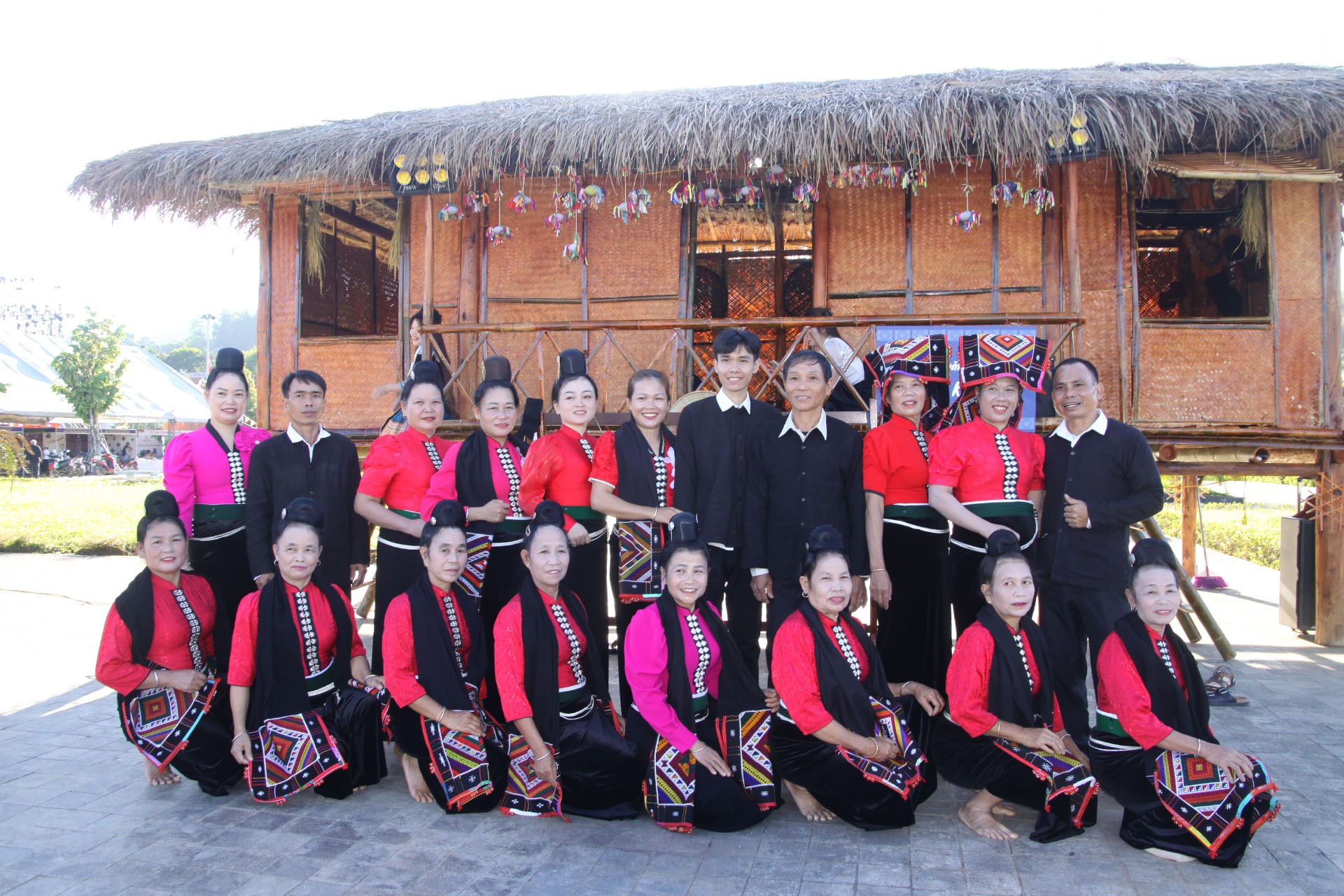 ក្លឹប និងក្រុមសិល្បៈជាច្រើននៅក្នុងឃុំ និងភូមិនៃខេត្ត Son La ពេលមកទទួលយកបទពិសោធន៍នៃសកម្មភាពអបអរសាទរខួបលើកទី 130 នៃការបង្កើតខេត្ត Son La បានឈប់ដោយកន្លែងវប្បធម៌ជនជាតិឡាវ-Khmu ដើម្បីរាំ និងថតរូបអនុស្សាវរីយ៍។ ndo_tr_3.jpg