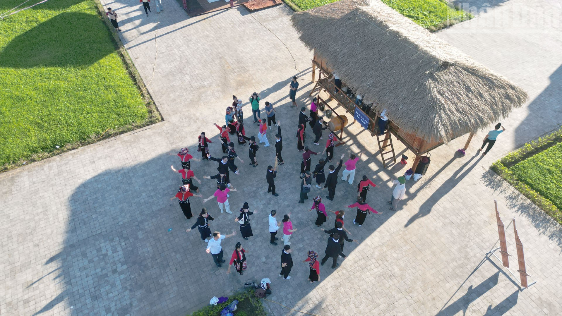 Giữa Quảng trường Tây Bắc là khu vực giới thiệu không gian văn hóa dân tộc Lào-Khơ Mú.