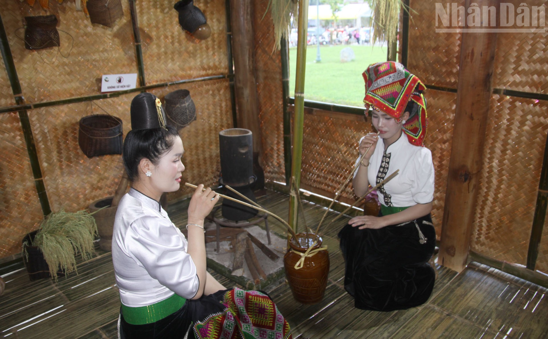 មកដល់កន្លែងវប្បធម៌ជនជាតិឡាវ-ខ្មែរ ភ្ញៀវទេសចរក៏អាចរីករាយជាមួយរសជាតិស្រាទំពាំងបាយជូរតែមួយគត់។ ndo_tr_13.jpg