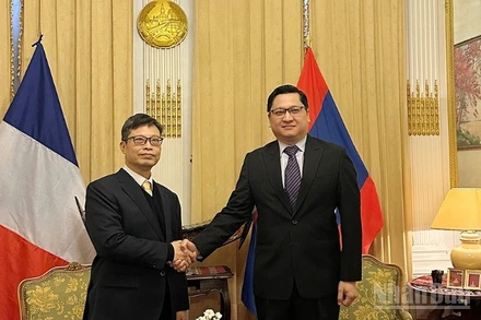 Đại sứ Trịnh Đức Hải và Đại sứ Kalamoungkhoune Souphanouvong nhất trí tiếp tục phát huy truyền thống phối hợp chặt chẽ giữa hai Cơ quan đại diện Việt Nam và Lào tại Paris.