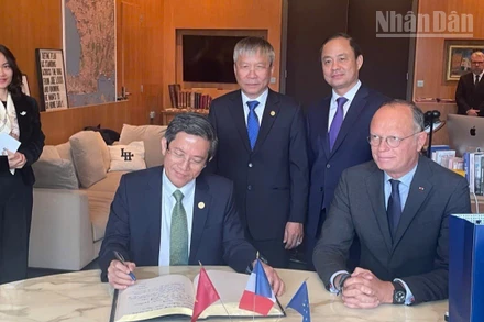 Ông Trần Nam Hưng, Phó Chủ tịch UBND thành phố Đà Nẵng và ông Édouard Philippe, Thị trưởng thành phố Le Havre ký kết Biên bản ghi nhớ. 