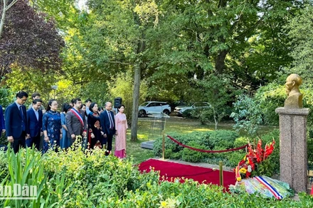 Phó Chủ tịch Quốc hội Nguyễn Thị Thanh dẫn đầu Đoàn đại biểu Quốc hội nước CHXHCN Việt Nam tới dâng hoa trước tượng Chủ tịch Hồ Chí Minh.