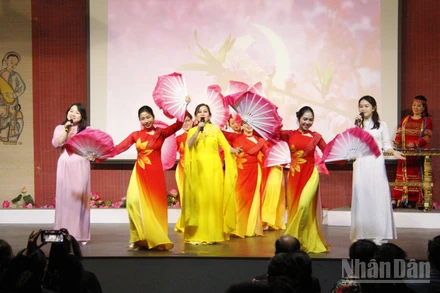 Thế hệ trẻ tại Pháp tham gia Chương trình văn nghệ kỷ niệm 95 năm Ngày thành lập Đảng Cộng sản Việt Nam quang vinh (3/2/1930-3/2/2025) tại Paris ngày 2/2/2025. (ẢNH: KHẢI HOÀN)