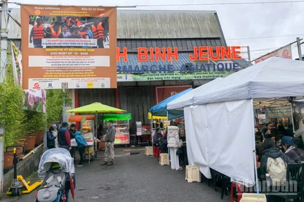 Không ngại trời mưa lạnh, bà con đến thưởng thức hương vị quê nhà và nhiệt tình hưởng ứng đợt quyên góp. Toàn bộ doanh thu của buổi bán hàng, gần 5 nghìn euro, sẽ được chuyển về nước để giúp đồng bào vùng bão lũ.