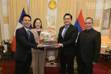 Đại sứ Nguyễn Thị Vân Anh, Trưởng Phái đoàn thường trực Việt Nam bên cạnh UNESCO và Đại biện lâm thời Đại sứ quán Việt Nam tại Pháp Phạm Quang Anh chúc mừng về thành công của Đại hội XII của Đảng Nhân dân Cách mạng Lào.