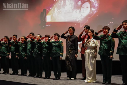 Đoàn làm phim "Mưa đỏ" tại Lễ bế mạc Tuần lễ “Điện ảnh Việt Nam - Hành trình ánh sáng”.