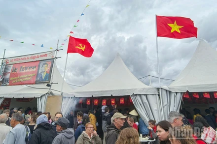 Gian trưng bày Việt Nam tại Hội báo Nhân đạo 2025 thu hút sự quan tâm của đông đảo bạn bè Pháp và quốc tế. 