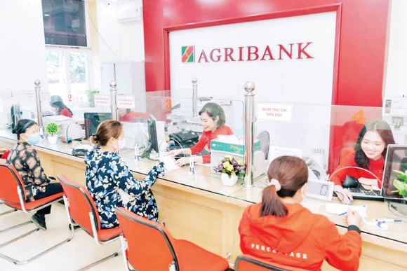 Khách hàng giao dịch tại chi nhánh Ngân hàng Agribank.
