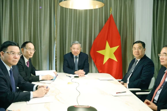 Tổng Bí thư Tô Lâm điện đàm với Thượng nghị sĩ Hoa Kỳ Steve Daines. (Ảnh: Thống Nhất/TTXVN)