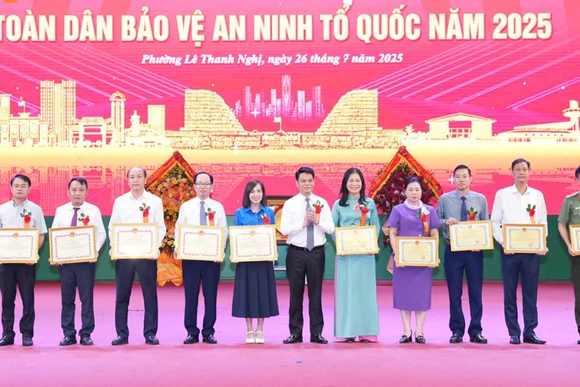 Khen thưởng các tập thể, cá nhân có thành tích tiêu biểu trong phong trào toàn dân bảo vệ an ninh Tổ quốc và Ngày hội toàn dân bảo vệ an ninh Tổ quốc năm 2025 tại phường Lê Thanh Nghị (Hải Phòng).