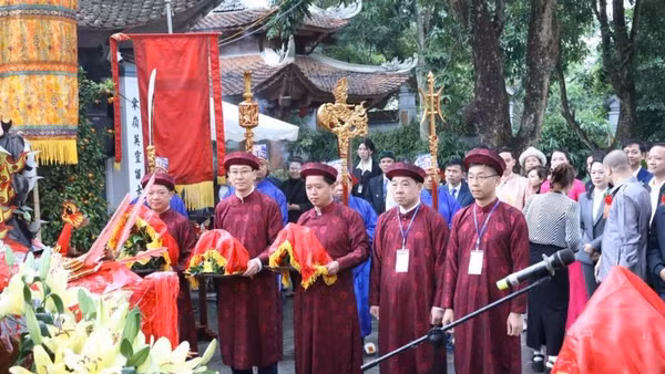 Lãnh đạo xã Ba Vì và nhân dân thực hiện nghi lễ dâng hương tưởng niệm ngày hóa Đức Thánh Tản Viên Sơn.