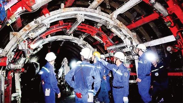 Hệ thống khai thác trong hầm lò của Công ty Than Vàng Danh được đầu tư cơ giới hóa, đồng bộ và hiện đại bảo đảm an toàn và nâng cao hiệu quả sản xuất của đơn vị. 