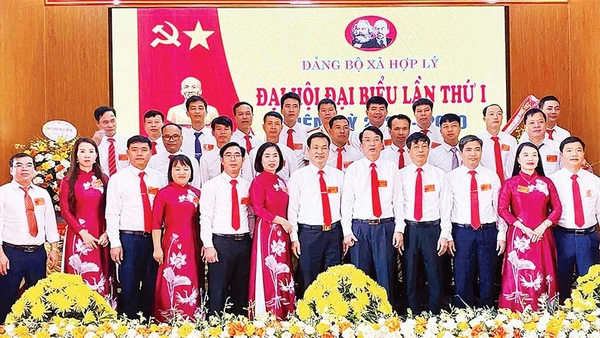 Ban Chấp hành Đảng bộ xã Hợp Lý ra mắt Đại hội. 