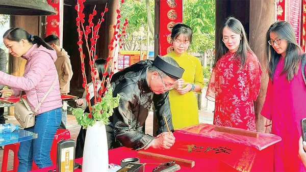 Truyền thống lịch sử, văn hóa và hiếu học được tái hiện qua nghệ thuật thư pháp tại Văn miếu Mao Điền.