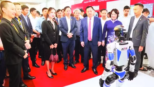 Trình diễn robot tại Diễn đàn khoa học, công nghệ, đổi mới sáng tạo và chuyển đổi số tỉnh Hưng Yên tháng 10/2025.