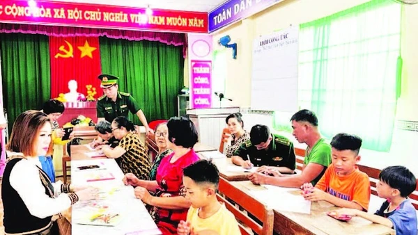 Lớp học xóa mù chữ ở Ấp 7, xã Cái Đôi Vàm.