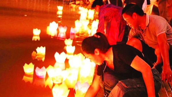 Du khách thả hoa đăng trên sông Lục Đầu.