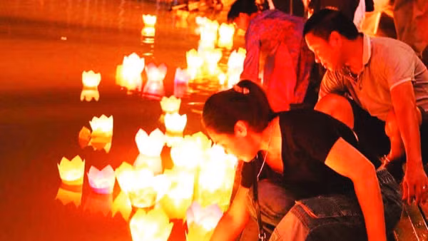 Du khách thả hoa đăng trên sông Lục Đầu.