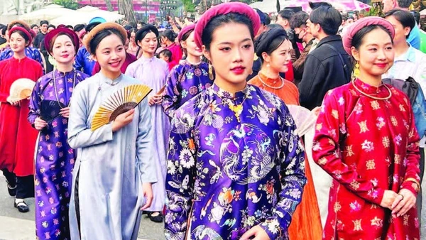 1. Sự tinh tế của trang phục Việt được thể hiện qua từng hình ảnh, mầu sắc và các phụ kiện đi kèm.