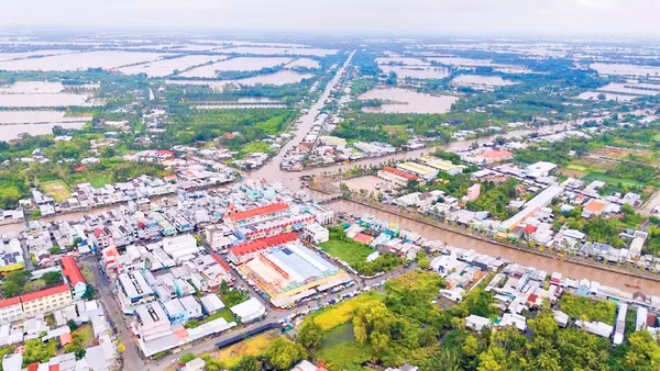 Năm nhánh sông cùng hội tụ về một điểm tạo nên vùng đất Ngã Năm nên thơ bình dị.